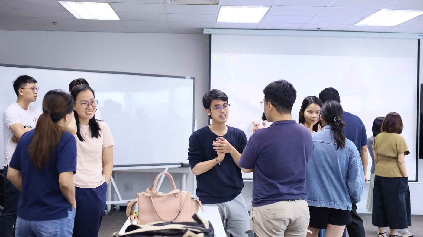 Các thành viên FSA Mentoring trò chuyện theo nhóm